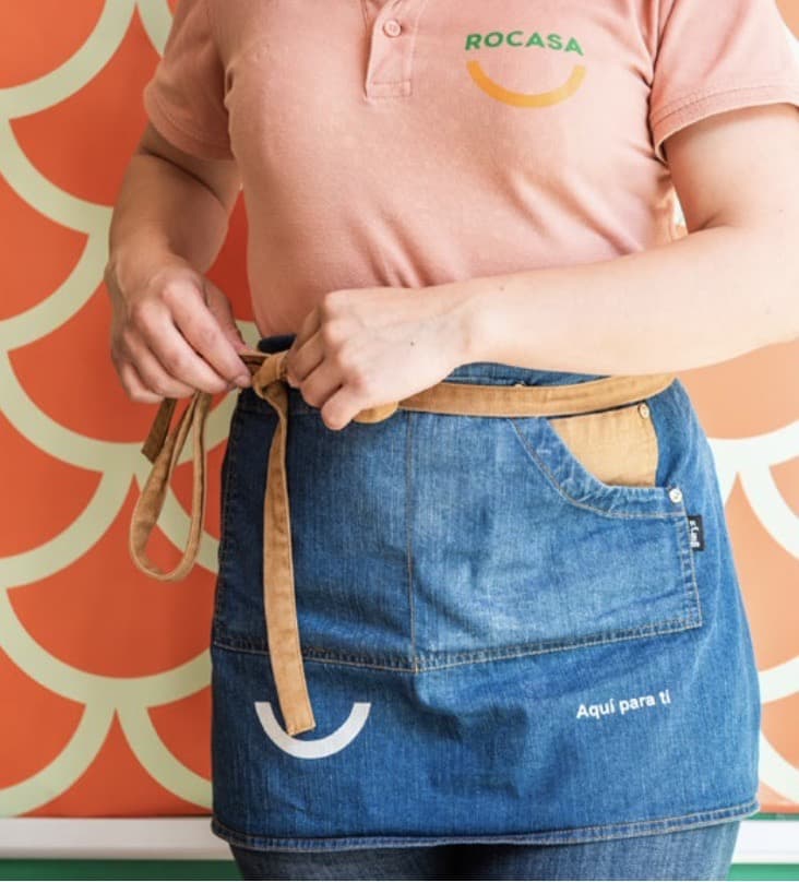 Persona del equipo Rocasa ajustando un delantal