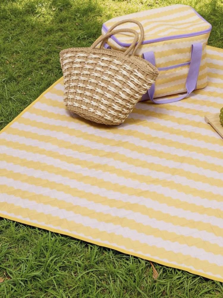 Manta Picnic Poolside vista 2